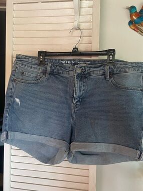 torrid Mid Wash Roll-Cuff Denim Shorts in Blue